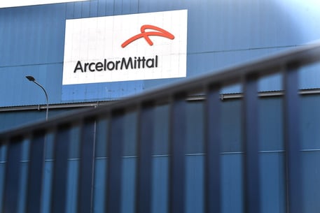 La scritta della Acelor Mittal sullo stabilimento siderurgico ex Ilva di Genova Cornigliano. Genova, 05 novembre 2019.
ANSA/LUCA ZENNARO