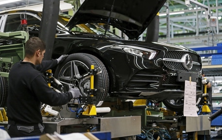 epa08423867 (FILE) - Production of wheels of 'A-Class' Mercedes Benz cars at an assembly line at the car manufacturer Daimler in Rastatt, Germany, 04 February 2019 (reissued 15 May 2020). According to data from the Federal Statistics Office, Germany's economy has shrunk for two consecutive quarters of the year, pushing the country into a recession.  EPA/RONALD WITTEK *** Local Caption *** 56040953