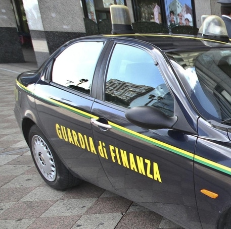Un auto della Guardia di Finanza 
ANSA/CESARE ABBATE