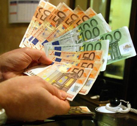 Un'immagine di archivio  di banconote di cinquanta  e cento euro. ANSA