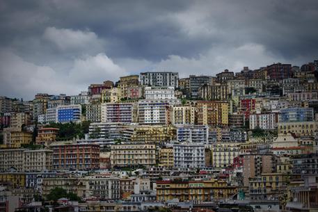Panoramica di palazzi e case a Napoli, 16 maggio 2014. ANSA / CIRO FUSCO