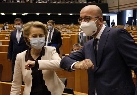 epa08561946 European Commission President Ursula Von Der Leyen (L) greets European Council President Charles Michel with an elbow bump prior to a plenary session of the European Parliament on the conclusions of the extraordinary European Council meeting at the European Parliament in Brussels, Belgium, Belgium, 23 July 2020. EU leaders emerged from a marathon four-day and four-night summit on July 21, 2020 to celebrate what they boasted was a historic rescue plan for economies left shattered by the coronavirus epidemic.  EPA/FRANCOIS WALSCHAERTS / POOL