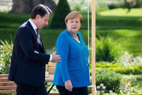 epa08543653 German Chancellor Angela Merkel (R) and Italian Prime Minister Giuseppe Conte during a bilateral meeting at the German government's guest house Meseberg Castle in Gransee near Berlin, Germany, 13 July 2020.  EPA/HAYOUNG JEON