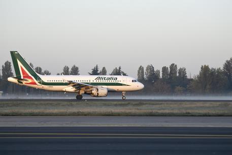 Un aereo Alitalia appena atterrato all'aeroporto di Linate, Milano, 27 Ottobre 2019. ANSA/FLAVIO LO SCALZO