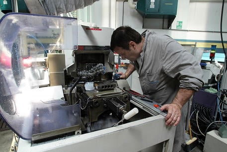 Un lavoratore metalmeccanico in una foto d'archivio.  GIORGIO BENVENUTI-ANSA -KLD
