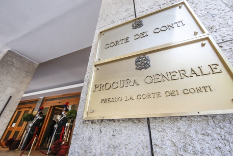 L'ingresso della Corte dei Conti durante la cerimonia di parificazione del rendiconto generale dello Stato per lâ€™esercizio finanziario 2019, Roma 23 giugno 2020. ANSA/FABIO FRUSTACI