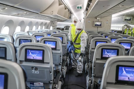 Sanificazione all'interno del volo della compagnia Neos all'aeroporto Fiumicino di Roma, 26 maggio 2020. ANSA/EMANUELE VALERI