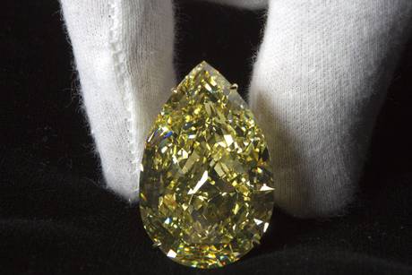 epa03004292 A picture made available on 15 November 2011 shows a Sun-Drop diamond weighing 110.3 carats, during a preview at the Sotheby's in Geneva, Switzerland, 09 November 2011. The Sun-Drup diamond, the largest known Pear-Shaped FancyVivd Yellow diamond, is estimated to be worth 11.000.000 to 15.000.000 USD (10.200.000 - 14.000.000 CHF). It will be sold on 15 November 2011 at an auction called 'Magnificent Jewels' in Geneva.  EPA/SALVATORE DI NOLFI