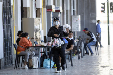Persone con i volti coperti da mascherine sanitarie alla stazione Termini, Roma 1 giugno 2020. Da mercoledi 3 giugno saranno consentiti gli spostamenti tra regioni. ANSA/MASSIMOPERCOSSI