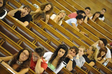 Studenti impegnati nei test per accedere alla facolta' di Medicina all'universita' La Sapienza di Roma, in un'immagine del 2 settembre 2010. Allarme per l'università  italiana. In dieci anni gli immatricolati sono scesi da 338.482 (anno accademico 2003-2004) a 280.144 (2011-2012), con un calo di 58.000 studenti (-17%); come se in un decennio fosse scomparso un intero ateneo di grandi dimensioni come la Statale di Milano. Ed è emorragia anche di professori: in sei anni (2006-2012) il numero dei docenti si è ridotto del 22%. E' quanto emerge da un documento del Cun (Consiglio universitario nazionale).      ANSA/CLAUDIO PERI