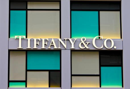 epa07956584 (FILE) - US jewelry and silverware company Tiffany & Co.'s corporate logo is seen at a company's shop in Tokyo's upscale Ginza shopping district in Tokyo, Japan, 22 August 2008 (reissued 28 October 2019). Reports on 28 October 2019 state LVMH, Moet Hennessy Louis Vuitton SA, the world's leading luxury group, said it has made an non-binding unsolicited offer to purchase the luxury brand Tiffany & Co.  EPA/DAI KUROKAWA