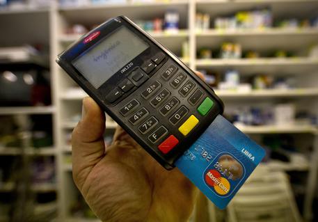 Un pagamento tramite bancomat, Roma, 30 giugno 2014.
ANSA/MASSIMO PERCOSSI