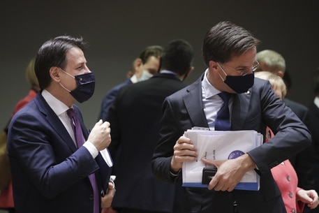 epa08551244 Italian Prime Minister Giuseppe Conte (L) and Dutch Prime Minister Mark Rutte (R) at the start of an EU summit at the European Council building in Brussels, Belgium, 17 July 2020. European Union nations leaders meet face-to-face for the first time since February to discuss plans responding to coronavirus crisis and new long-term EU budget at the special European Council on 17 and 18 July.  EPA/STEPHANIE LECOCQ / POOL