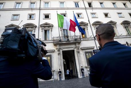 Giornalisti aspettano il vertice di maggioranza a palazzo Chigi, Roma, 29 ottobre 2019. ANSA/ANGELO CARCONI