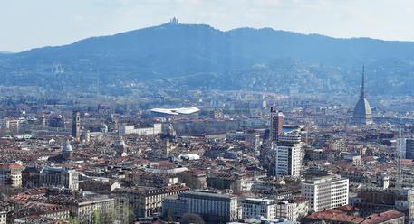 Una veduta panoramica di Torino dall?ultimo piano accessibile del grattacielo Intesa-SanPaolo di Torino, 20 marzo 2019. 
ANSA/ALESSANDRO DI MARCO