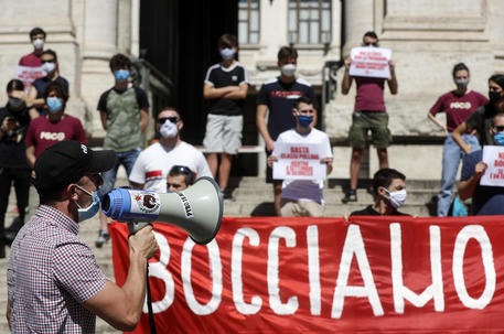 Studenti in presidio sotto al Ministero dell'Istruzione con striscioni e cartelli per protestare contro la gestione della scuola nella crisi e la questione maturità , Roma, 28 maggio 2020. ANSA/RICCARDO ANTIMIANI