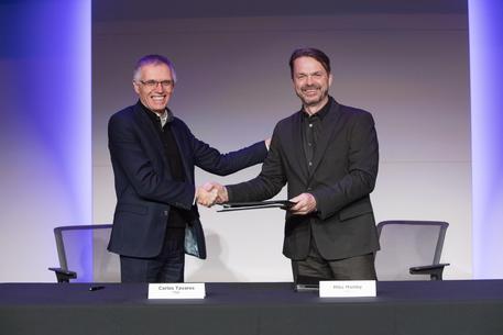 A handout photo made available by FCA and PSA car makers on 18 December 2019, showing French carmaker PSA Chairman and CEO Carlos Tavares (L) and FCA CEO Mike Manley (R) shaking hands after the signing of a merger deal at a undisclosed location, 18 December 2019. The two companies said in a statement that the combined company will be the 4th largest global automobile manufacturer by volume and 3rd largest by revenue with annual sales of 8.7 million units and combined revenues of nearly 170 billion euro.  ANSA/FCA / PSA HANDOUT  HANDOUT EDITORIAL USE ONLY/NO SALES