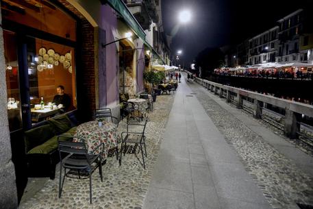 Bar e ristoranti prima dellle 21 in zona Navigli a Milano, 14 ottobre 2020.ANSA/Mourad Balti Touati