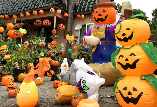 epa04980444 A house is adorned with hundreds of pumpkin decorations in the Los Angeles suburb of Santa Monica, California, USA,  16 October 2015, as an early start on Halloween. In the United States Halloween, held on 31 October, celebrants often decorate their homes with scary decorations such as witches, spiders and draculas as well as the traditional carved pumpkin.  EPA/MIKE NELSON