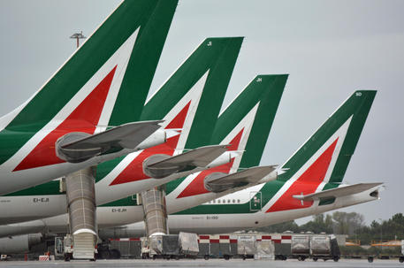 Alcuni aerei della compagnia Alitalia in sosta all'aeroporto ''Leonardo Da Vinci'' di Fiumicino, il 23 marzo 2020.  ANSA / TELENEWS