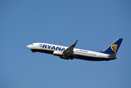 Un aereo della compagnia Ryanair all'aeroporto di Fiumicino di Roma in una foto di archivio, Roma, 5 agosto 2020. ANSA/TELENEWS
