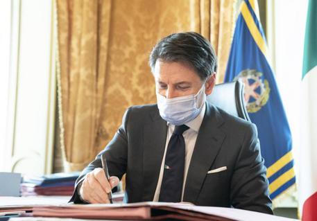 Il premier Giuseppe Conte firma il nuovo dpcm a palazzo Chigi aRoma, 13 ottobre 2020.
ANSA/GOVERNO.IT EDITORIAL USE ONLY NO SALES