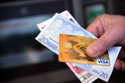 (FILES) This file photo taken on February 05, 2013 in Tours (central France) shows a person holding a Visa Premier credit card and Euro banknotes.
Payment systems giant Visa said it was experiencing problems processing transactions in Europe on June 1, 2018, and was trying to fix the issue. / AFP PHOTO / ALAIN JOCARD