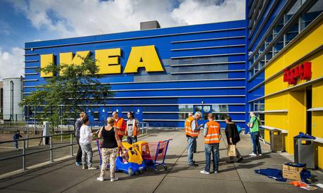 epa06396994 (FILE) - Activists from Dutch trade union FNV inform customers of IKEA about the alleged poor working conditions for the drivers of the retail in Haarlem, The Netherlands, 15 August 2014 (reissued 18 December 2017). Accordin to reports, the European Commission on 18 December 2017 opened an investigation that deals with the tax treatment of Inter IKEA in the Netherlands.  EPA/REMKO DE WAAL *** Local Caption *** 51521496