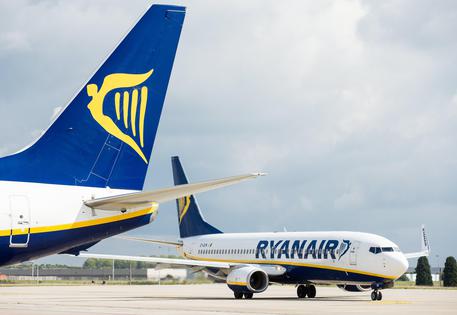 epa06213653 Ryanair airplanes stand on the tarmac of Charleroi Airport, in Charleroi, Belgium, 19 September 2017. Ryanair canceled 2,000 flights, including at least 143 flights departing from Belgium. Ryanair has blamed the cancellations on a problem with the pilotsà¢ holiday rota, air traffic control strikes and weather disruptions that were affecting its performance.  EPA/STEPHANIE LECOCQ