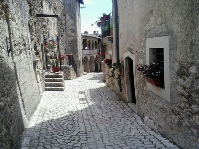 Santo Stefano di Sessanio (L'Aquila)) - scorcio