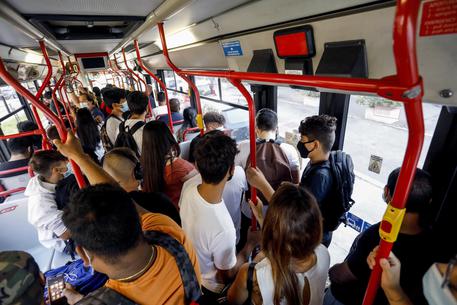 Un bus del trasporto pubblico con a bordo molti studenti il primo giorno di scuola a Milano, 14 settembre 2020.ANSA/Mourad Balti Touati
