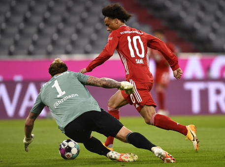 epa08679461 Bayern's Leroy Sane (R) in action against Schalke's goalkeeper Ralf Faehrmann (L) during the German Bundesliga soccer match between FC Bayern Munich and FC Schalke 04 in Munich, Germany, 18 September 2020.  EPA/LUKAS BARTH-TUTTAS CONDITIONS - ATTENTION: The DFL regulations prohibit any use of photographs as image sequences and/or quasi-video.