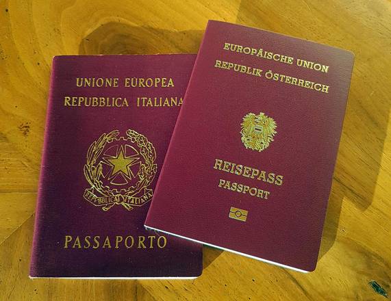 Un'immagine che mostra un passaporto italiano e uno austriaco, 18 dicembre 2017. 