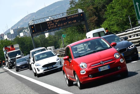 Primo giorno di partenze per le ferie e il nodo autostradale genovese e' nuovamente sotto pressione con lunghe code. Genova, 01 Agosto 2020. ANSA/LUCA ZENNARO