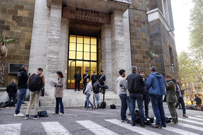 Giornalisti davanti al Ministero dello Sviluppo Economico durante lincontro sull'ILVA, Roma, 4 novembre 2019. ANSA/RICCARDO ANTIMIANI