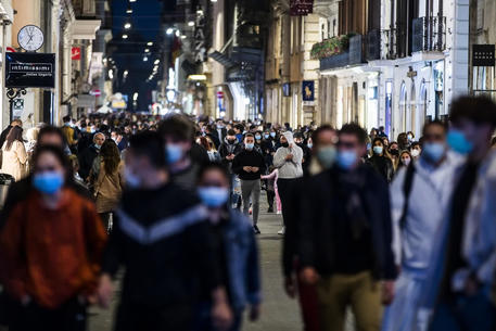People stroll wearing protective masks during the nightlife in Via del Corso during the emergency of the Coronavirus Covid-19 pandemic in Rome, Italy, 17 October 2020. ANSA/ANGELO CARCONI