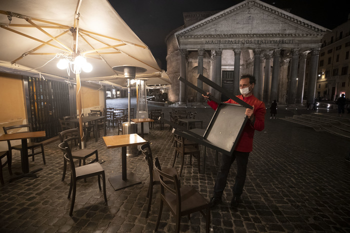 Un proprietario di un ristorante a piazza del Pantheon mentre chiude la sua attivitÂˆ allà•inizio del coprifuoco delle ore 24. Roma, 23 ottobre 2020
ANSA/MASSIMO PERCOSSI