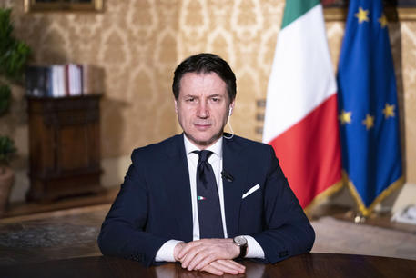 Il Premier Giuseppe Conte al lavoro a Palazzo Chigi, Roma, 08 aprile 2020. ANSA / Filippo Attili - ufficio stampa Palazzo Chigi  +++  ANSA PROVIDES ACCESS TO THIS HANDOUT PHOTO TO BE USED SOLELY TO ILLUSTRATE NEWS REPORTING OR COMMENTARY ON THE FACTS OR EVENTS DEPICTED IN THIS IMAGE; NO ARCHIVING; NO LICENSING  +++