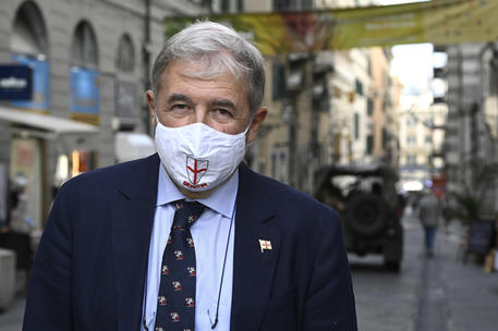 Il sindaco di Genova Marco Bucci con la mascherina in via S.Lorenzo. Mascherine obbligatorie anche all'aperto 24 ore su 24 nel centro storico della cittˆ', a causa di un possibile cluster di Coronavirus. Genova 24 settembre 2020. ANSA/LUCA ZENNARO