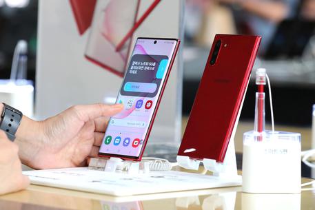 epa07781697 A visitor looks at Samsung Electronics Co.'s Galaxy Note 10 smartphone at a KT store in Seoul, South Korea, 20 August 2019, as it was launched on the same day. Its domestic preorders surpassed 1 million units, more than two times those of its predecessor. EPA/YONHAP SOUTH KOREA OUT