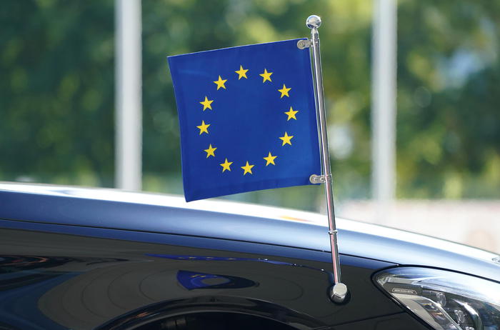 epa08677956 The EU flag at the car in which European Commission President Ursula von der Leyen arrives for talks with German Chancellor at the Chancellery in Berlin, Germany, 18 September 2020. The meeting is taking place under Germany's six-month presidency of the European Union Council.  EPA/Sean Gallup / POOL