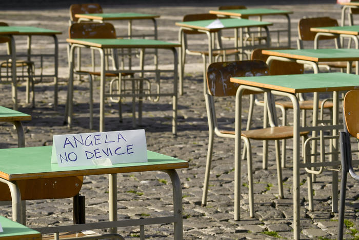 La scritta ' NO DAD' formata con banchi scolastici e sedie in piazza del Plebiscito durante la protesta di genitori ed insegnanti contro la didattica a distanza a Napoli, 13 novembre 2020. ANSA / CIRO FUSCO