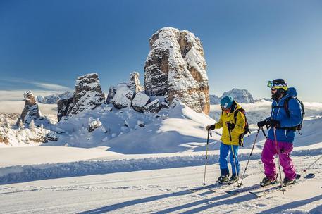 Piste innevate e paesaggi ancora imbiancati a Cortina d'Ampezzo, che prolungherà  la stagione dello sci sino al week end di Pasqua, 29 marzo 2014. ANSA/BANDION