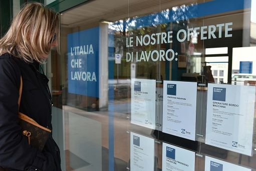 foto IPP/M.Angeles Salvador  Piove di Sacco (Padova). 07/04/17 - Una donna guarda le offerte di lavoro.
 in un agenzia interinale ricerca di lavoro