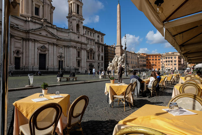 Un ristorante semi-deserto all'ora di pranzo a piazza Navona, Roma, 27 ottobre 2020. ANSA/ALESSANDRO DI MEO