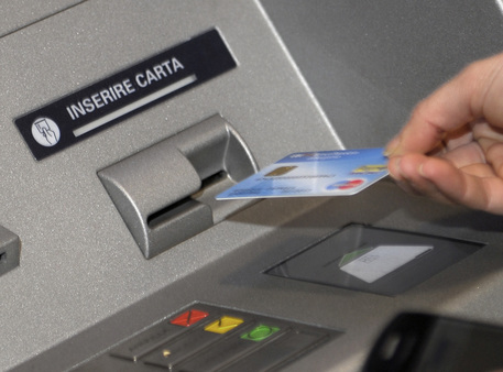 Un momento di un prelievo di denaro contante a uno sportello bancomat, Roma 10 gennaio 2012. ANSA / ALESSIO TARALLETTO