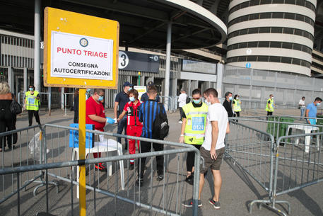 Controlli pe i  primi spettatori ammessi ad accedere allo Stadio dopo il lock-down prima dell'amichevole Inter vs Pisa, allo Stadio Meazza di Milano il 19 Settembre 2020. ANSA/ROBERTO BREGANI