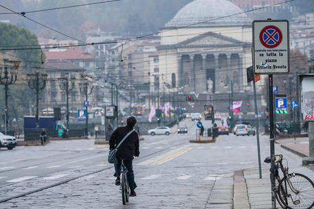 Coronavirus Covid 19 : strade e piazze deserte per il secondo lockdown nel capoluogo Piemontese. Torino 12 novembre 2020 ANSA/TINO ROMANO
