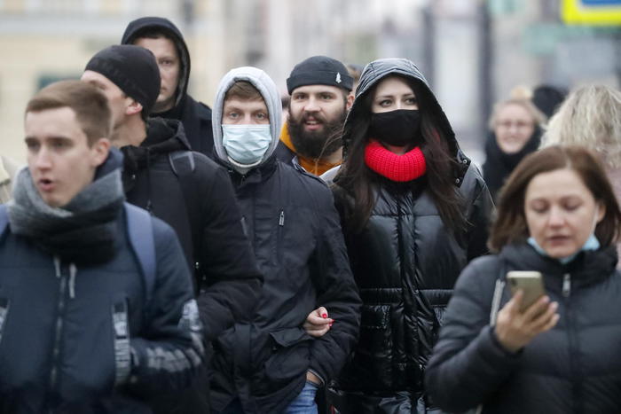 epa08813783 People wear protective face masks in St. Petersburg, Russia, 11 November 2020. In the past 24 hours, Russia registered 19, 851 new cases caused by the SARS-CoV-2 coronavirus infection and 432 coronavirus-related deaths.  EPA/ANATOLY MALTSEV
