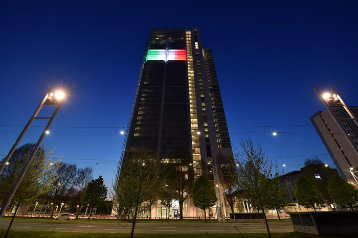 A four-storey strip of the Intesa Sanpaolo skyscraper in Turin illuminated with the colors of the Italian flag, Italy, 07 April 2020. For the Covid-19 emergency, the Intesa Sanpaolo Group made an important contribution. The bank donated Â€ 100 million for care and hospitals through an agreement with the Special Commissioner and Civil Protection and Â€ 1 million for scientific research on Coronavirus through the Charity Fund. In addition, it has activated a general moratorium for the payment of mortgages, loans and loans, allocated significant credit lines and liquidity for businesses, implemented free insurance coverage and solutions to encourage smart working.
ANSA/ALESSANDRO DI MARCO